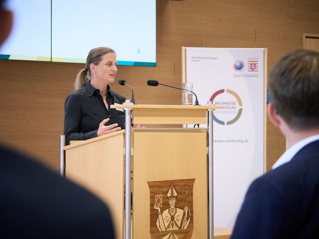 Dr. Christina Sager-Klauß begrüßt die Teilnehmenden im Korbacher Rathaus