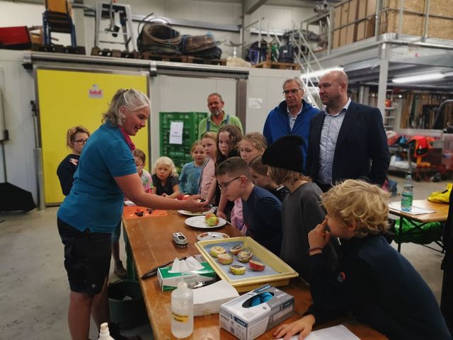 Staatsminister Ingmar Jung bei der Veranstaltungsreihe Kinderuni an der Hochschule Geisenheim