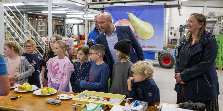 Staatsminister Ingmar Jung bei der Veranstaltungsreihe Kinderuni an der Hochschule Geisenheim